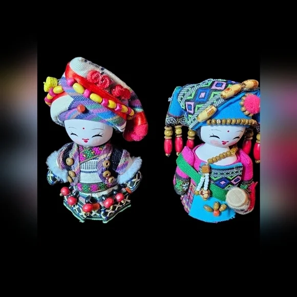 Gorgeous Chinese Dolls in very ornate costume. - Picture 2 of 16